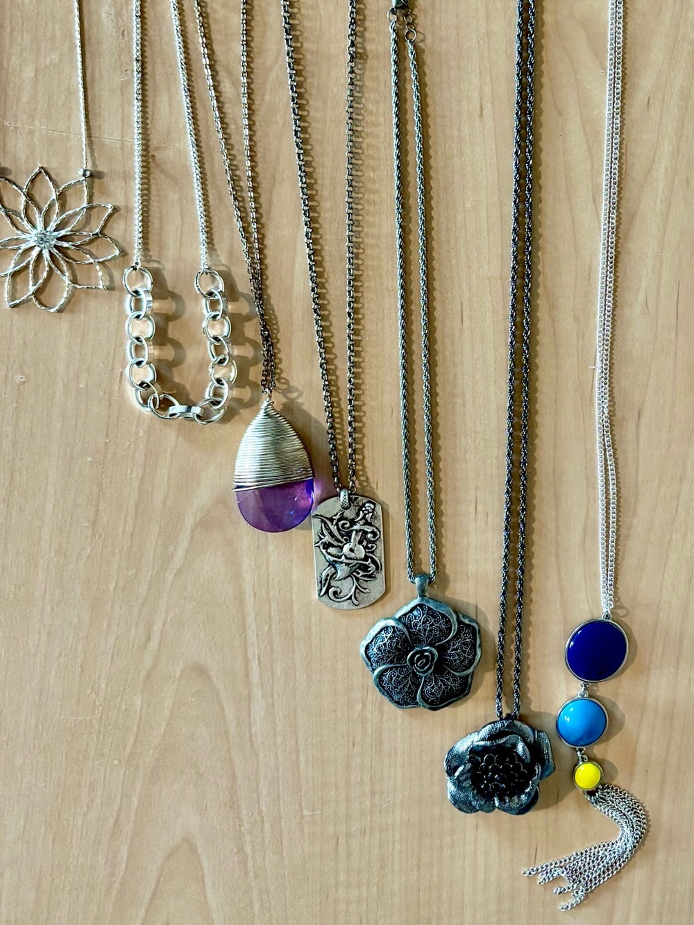 7 BUNDLE/LOT Set Of Assorted Silver Flower & Gemstone Pendant Necklaces.